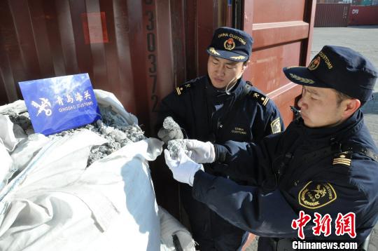 青岛海关日前共查证走私废铝矿渣1000余吨。 郑长江 摄