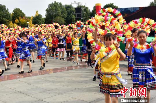 瑶族人口_...9个自然村,总人口21.7万人,其中瑶族人口2.4万人. -人口(3)