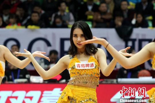 篮球宝贝。 吕杨 摄
