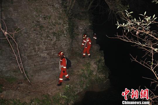 救援人员翻越只容一人通过的简易栈道。夷陵消防供图 摄