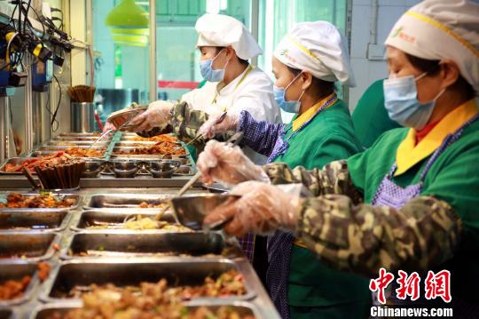 广西柳州一中学学生意见簿上 点菜 食堂有求必