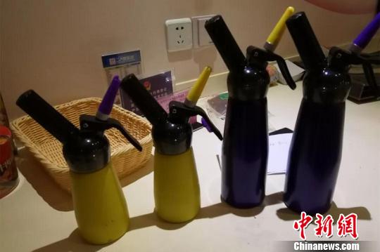 浙江三人吸食笑气被拘 警方:危害性与吸毒无异