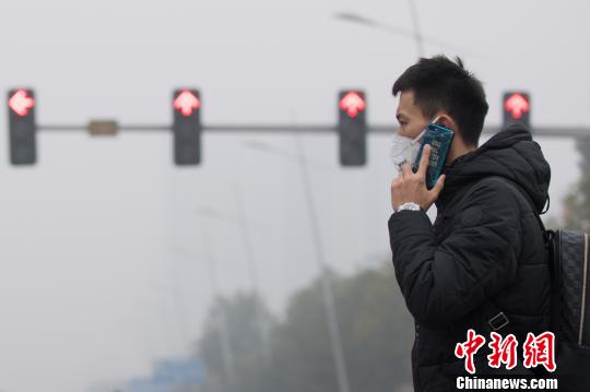 在山西多地20日至22日出现重污染天气期间，PM2.5小时浓度峰值可能达到200-300微克/立方米。　武俊杰　摄