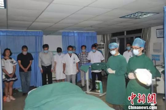 医护职员向陈德权尸体分别。许哲摄