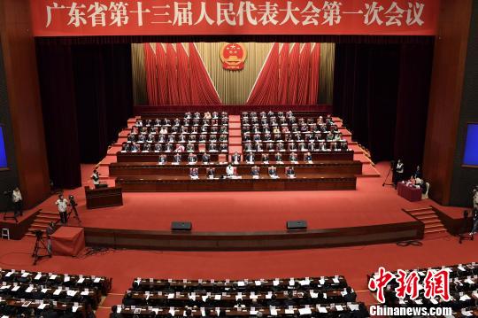 广东省十三届人大一次会议在广州开幕 陈骥旻 摄