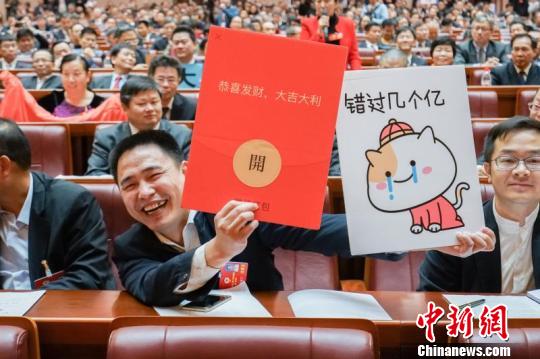 “微信红包”胶牌成为委员手上的“抢麦”“利器” 廖树培 摄 “微信红包”胶牌成为委员手上的“抢麦”“利器” 廖树培 摄