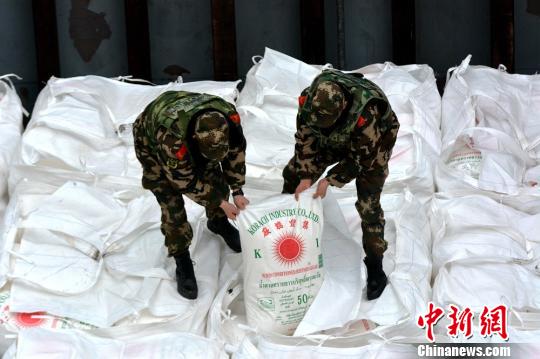 边防民警检查走私白糖。边防供图 边防民警检查走私白糖。边防供图