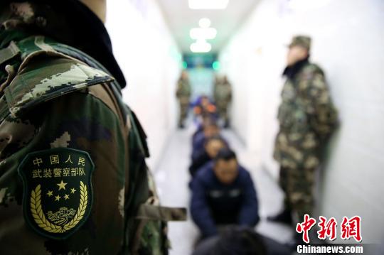 抓获的涉案人员。边防供图 抓获的涉案人员。边防供图