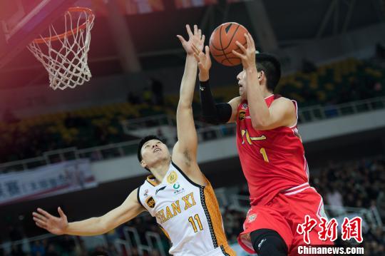 2月4日晚,山西太原,山西男篮球员防守八一男篮球员进攻。 韦亮 摄 CBA联赛 山西男篮以106:87战胜八一男篮