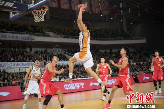 2月4日晚,山西太原,山西男篮球员高高跃起,带球扣篮。 韦亮 摄 CBA联赛 山西男篮以106:87战胜八一男篮