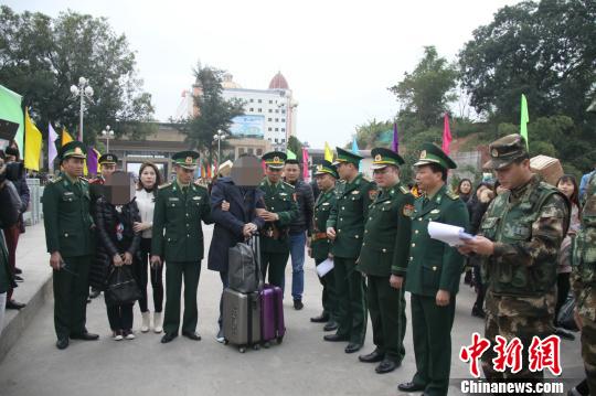 图为警方移交涉嫌非法吸收公众存款的夫妻逃犯。 黄卓 摄