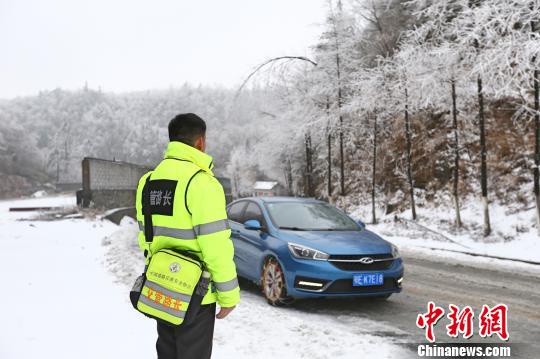 资料图：“路长”排查道路冰雪情况 朱华刚 摄