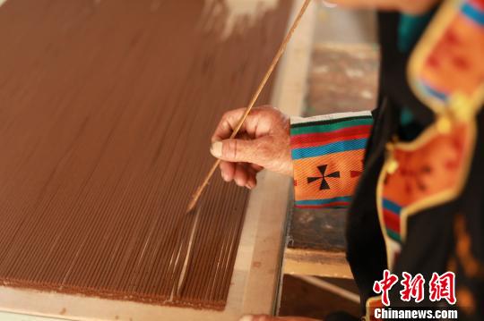 图为已经制作好的条状藏香。尼木县宣传部供图