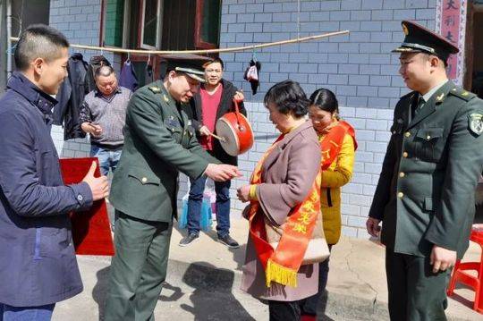 ▲金溪籍军人洪志强(左一)探亲休假刚进家门,锣鼓和鞭炮声就在他家门口响起,人武部送立功喜报的队伍还为他的亲人戴上红授带。他说,这是他回到家中收到的最好最暖的礼物。