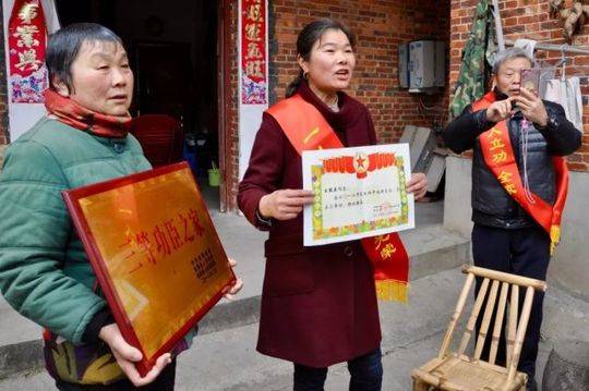 ▲金溪籍女军官王冠兰的爷爷说,孙女昨天刚生下二胎,今天喜报就进家门,真是双喜临门,他要把喜庆的时刻拍下来,向产房里的孙女王冠兰报喜。