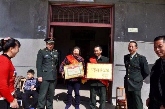 ▲喜报和牌匾送到金溪籍军人龚兴平的家里,亲人高兴不已。