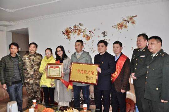 ▲江西省抚州市副市长、金溪县委书记王成兵(右四)将立功喜报送到金溪籍优秀军官龚凯峰(右五)家中。