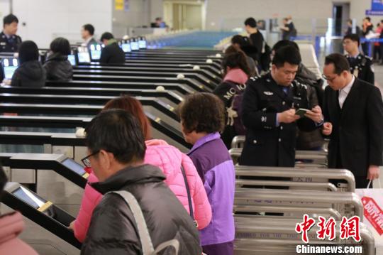 春节长假期间,日均近3.3万人次享受到“10秒自助通关”的快捷便利。 林斌 摄