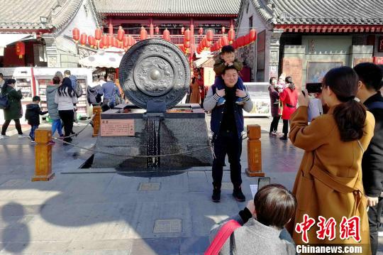 图为民众拍照留念。 燕武 摄 西安春节假期接待游客逾1269万人次 民俗游受热捧