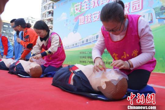 26日,广州市约200万中小学生通过不同形式开展开学“安全教育第一课”活动。图为防溺水安全教育。 许青青 摄 广州200万中小学生开学 安全教育成第一课