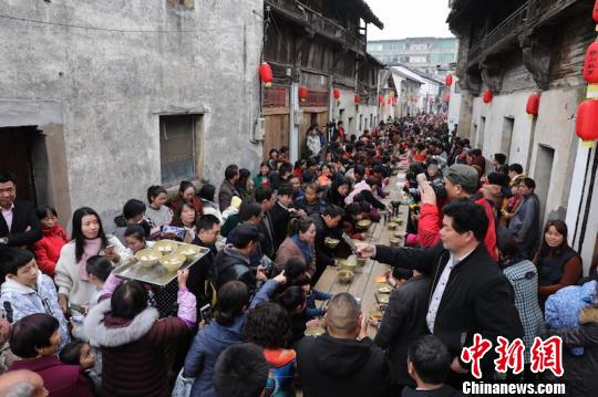 兰溪外来人口_薛之谦天外来物图片(2)