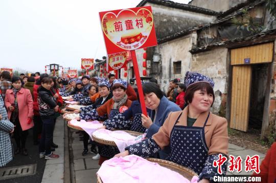 浙江兰溪游埠村民包爱心汤圆 情暖外来务工者