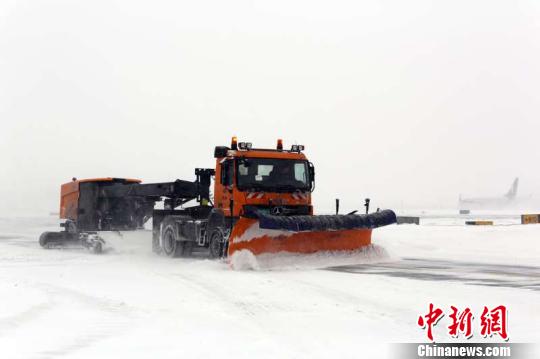 3日,大雪再次来袭黑龙江,哈尔滨太平国际机场80余航班受影响。 王雄非 摄