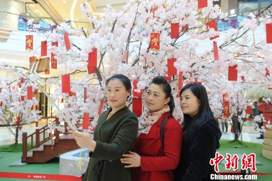 许多市民在此拍照 刘栋 摄