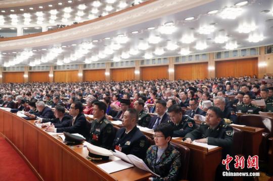 3月10日,全国政协十三届一次会议在北京人民大会堂举行第三次全体会议。14位委员围绕政治社会文化建设统战政协工作等作大会发言。 中新社记者 盛佳鹏 摄