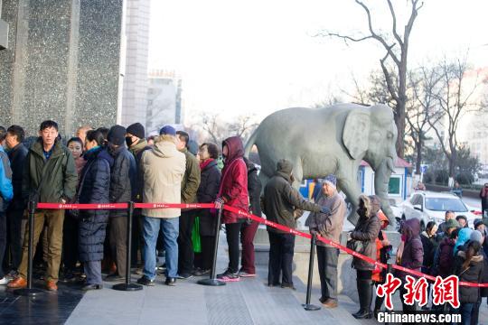 山西太原民众排队预约 和 字书法楷书普通纪念
