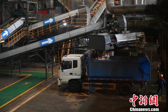 垃圾处理厂一线女工呼吁居民垃圾分类(图)|垃圾