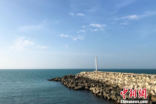 图为昌江核电厂码头的滨海风光。 洪坚鹏 摄