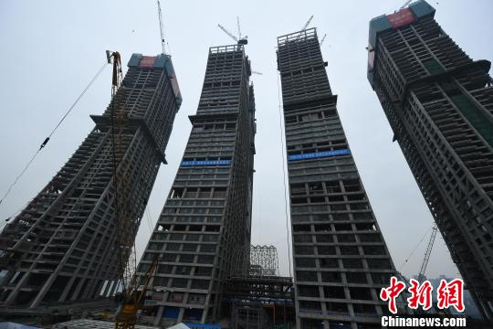 图为“水晶连廊”将横跨在这4座塔楼顶部。 陈超 摄