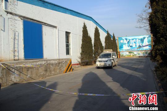 厂区内,通往燃爆事故现场的道路上拉起了警戒线。 于俊亮 摄