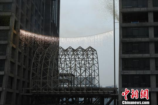 图为“水晶连廊”被缓缓吊起。 陈超 摄 图为“水晶连廊”被缓缓吊起。 陈超 摄