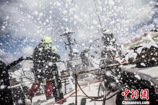 图为征战第三赛段的东风队 董峰 摄