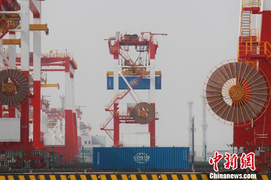 上海港年吞吐量破4000万标准箱　张亨伟　摄