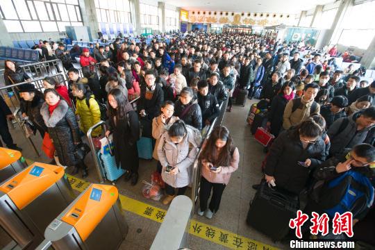 资料图:出行的民众。 张云 摄