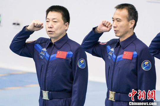 为纪念中国人民解放军航天员大队成立20周年,全体航天员1月4日在北京航天城举行重温入队誓词活动。万全 摄