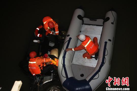 中国新闻网:广西钦州一小汽车冲撞护桥坠入江中 3人被困(图)