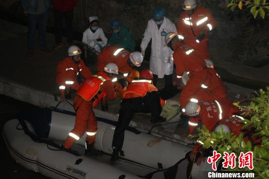 图为消防官兵正在救援。　农强强 摄
