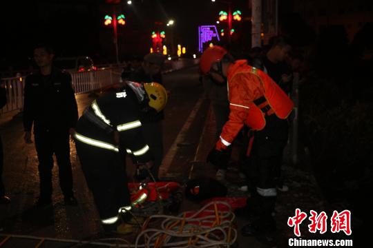 图为消防官兵正在救援。　农强强 摄