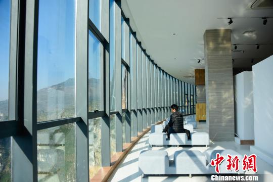 “悬浮美术馆”里面也可欣赏公园外面风景,视觉效果十分震撼。 刘朝富 摄