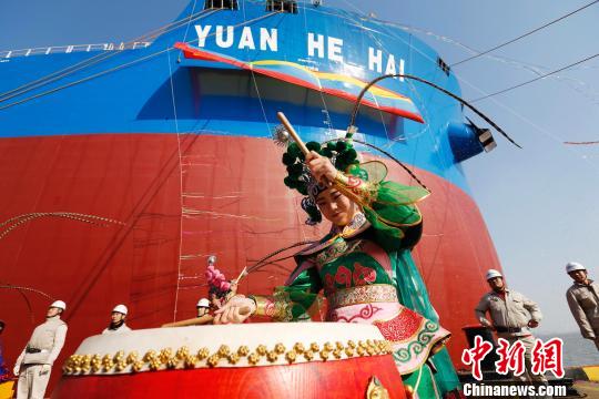 全球最大的第二代超大型矿砂船“远河海”号在上海外高桥造船成功命名交付。 殷立勤 摄