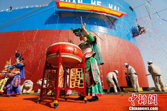 全球最大的第二代超大型矿砂船“远河海”号在上海外高桥造船成功命名交付。 殷立勤 摄