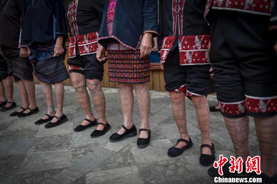 黎族文身面纹就有37式,手臂纹14式,腿纹10式。图为文身图案。 骆云飞 摄
