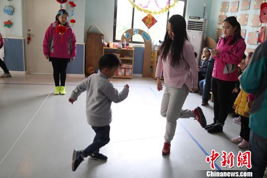 南京家长带娃齐心协力跳皮筋玩转亲子运动会