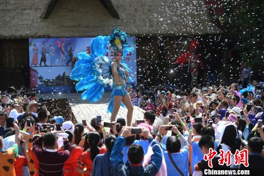 三亚美女模特服饰上贴辣椒走秀引围观|三亚|陈