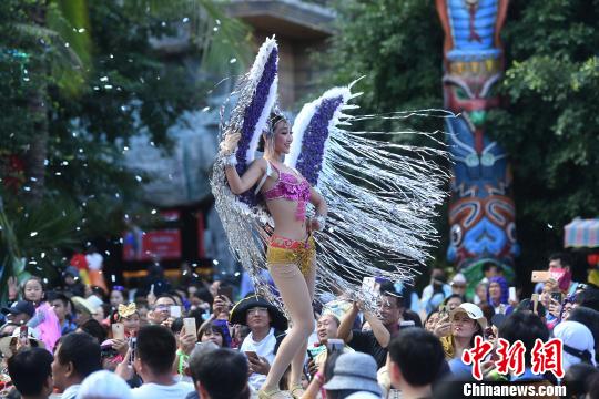 三亚美女模特服饰上贴辣椒走秀引围观|三亚|陈