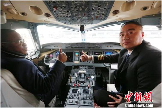 图为FIDELE DIMOU参观ARJ21飞机驾驶舱,并为中国制造点赞。 毛燕 摄